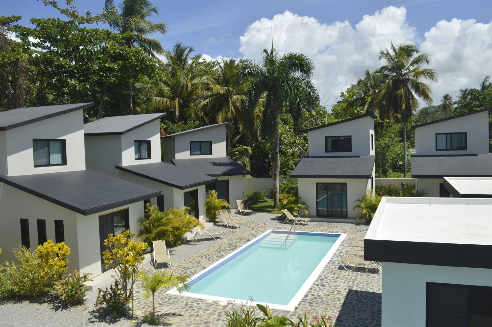 Residence Las Dos Palmas: the five two-story cottages around the pool, among palm trees