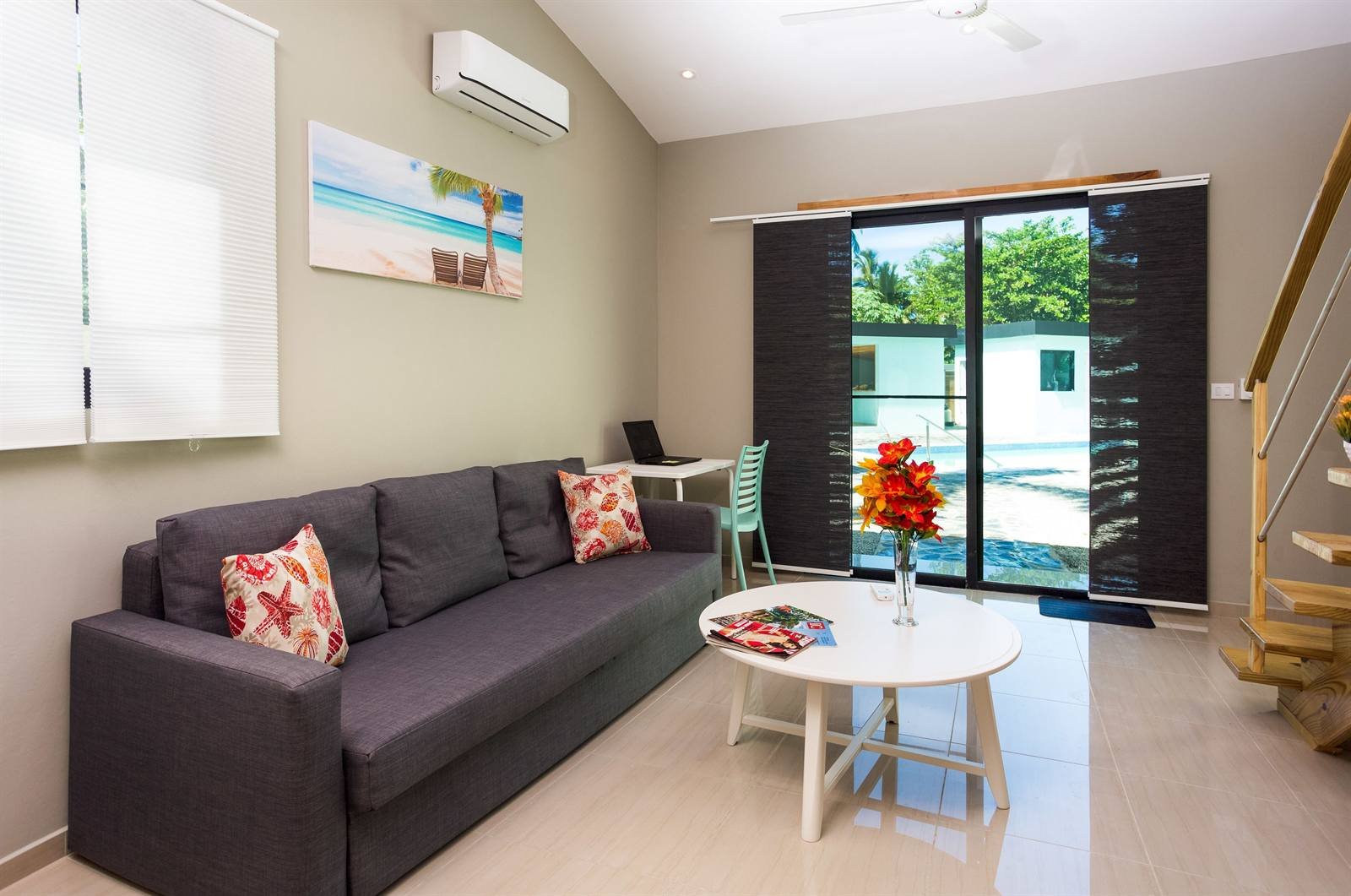 Residence Las Dos Palmas: living room with sofa and sliding door to the pool
