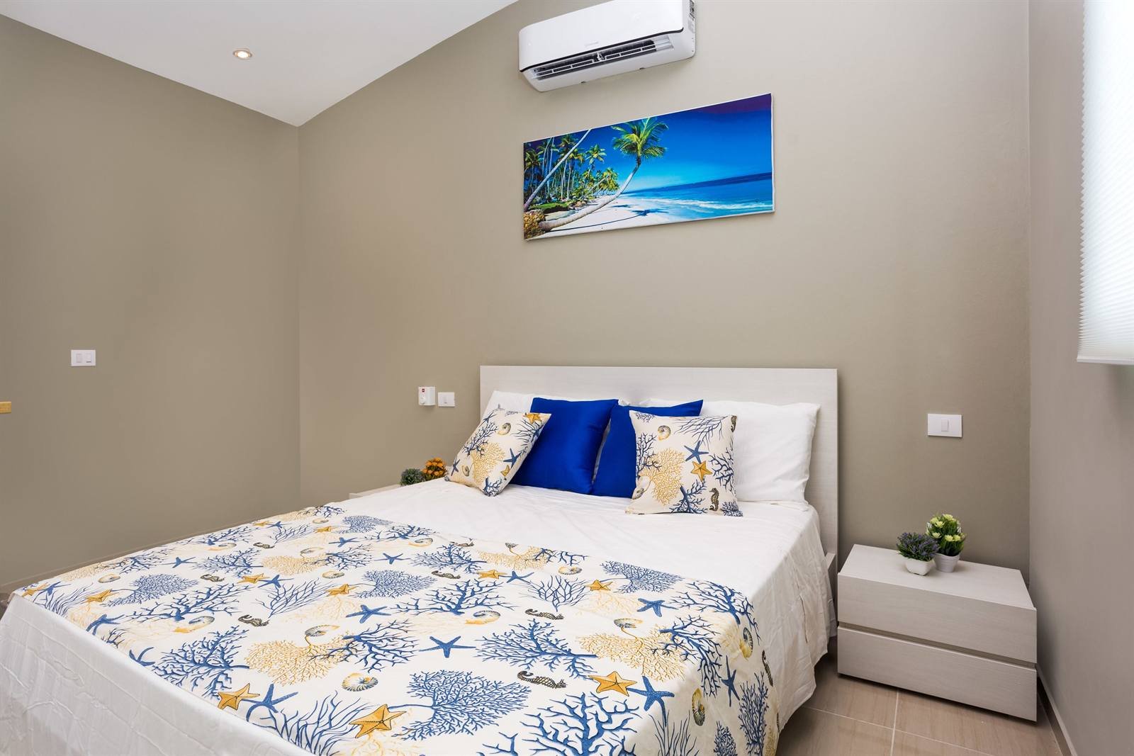 Residence Las Dos Palmas: upstairs bedroom with a double bed and air conditioning