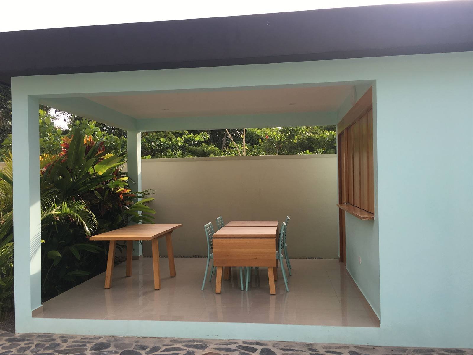 Residence Las Dos Palmas: covered outdoor dining area with wooden tables